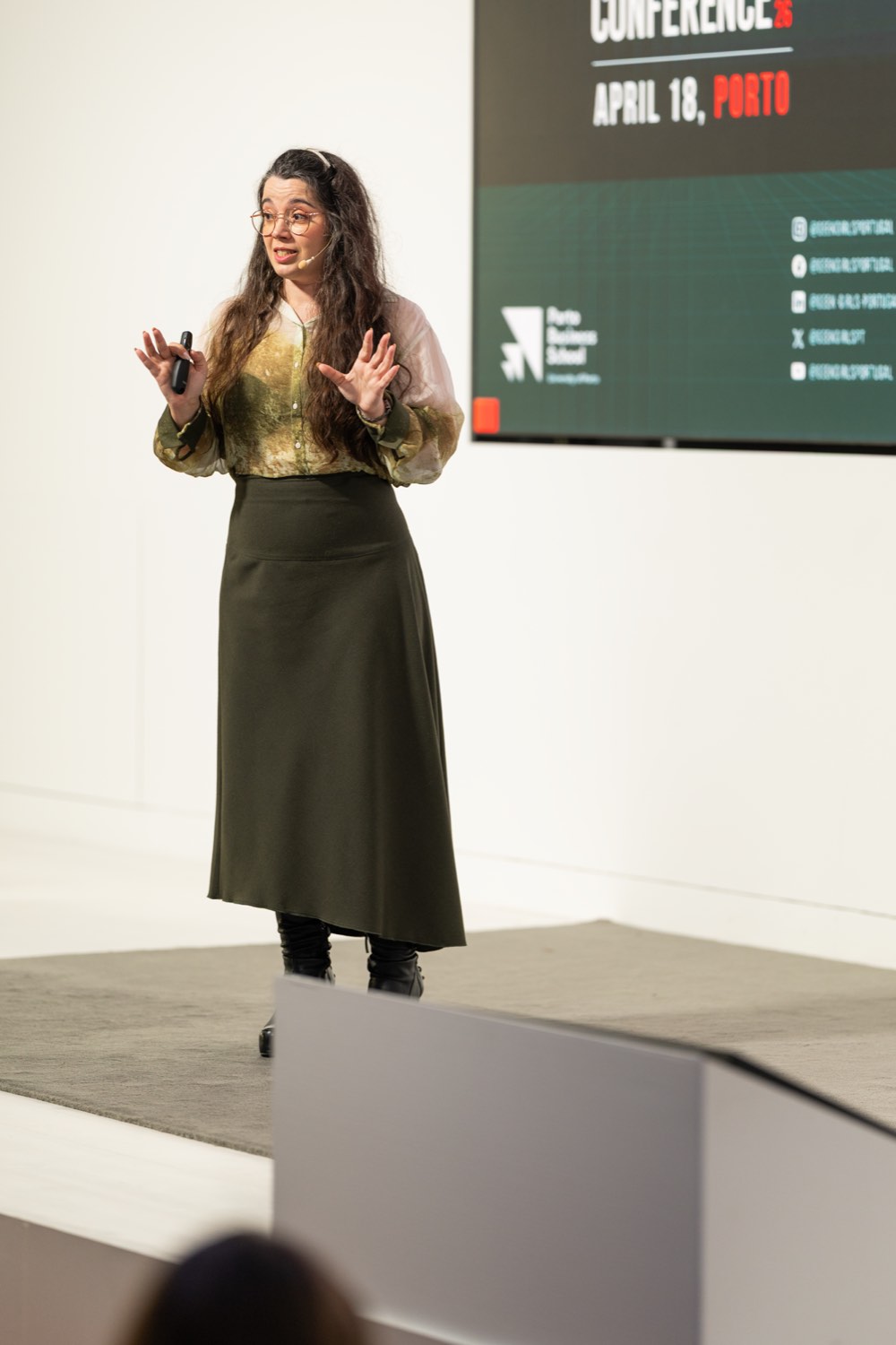 Joana Cerejo speaking on stage